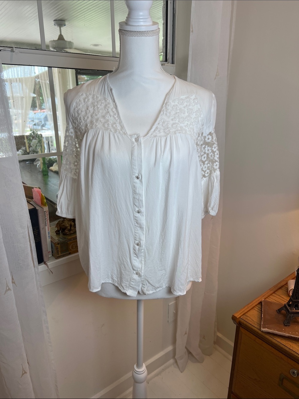 mittoshop White Lace Yoke Button-Front Blouse size small.